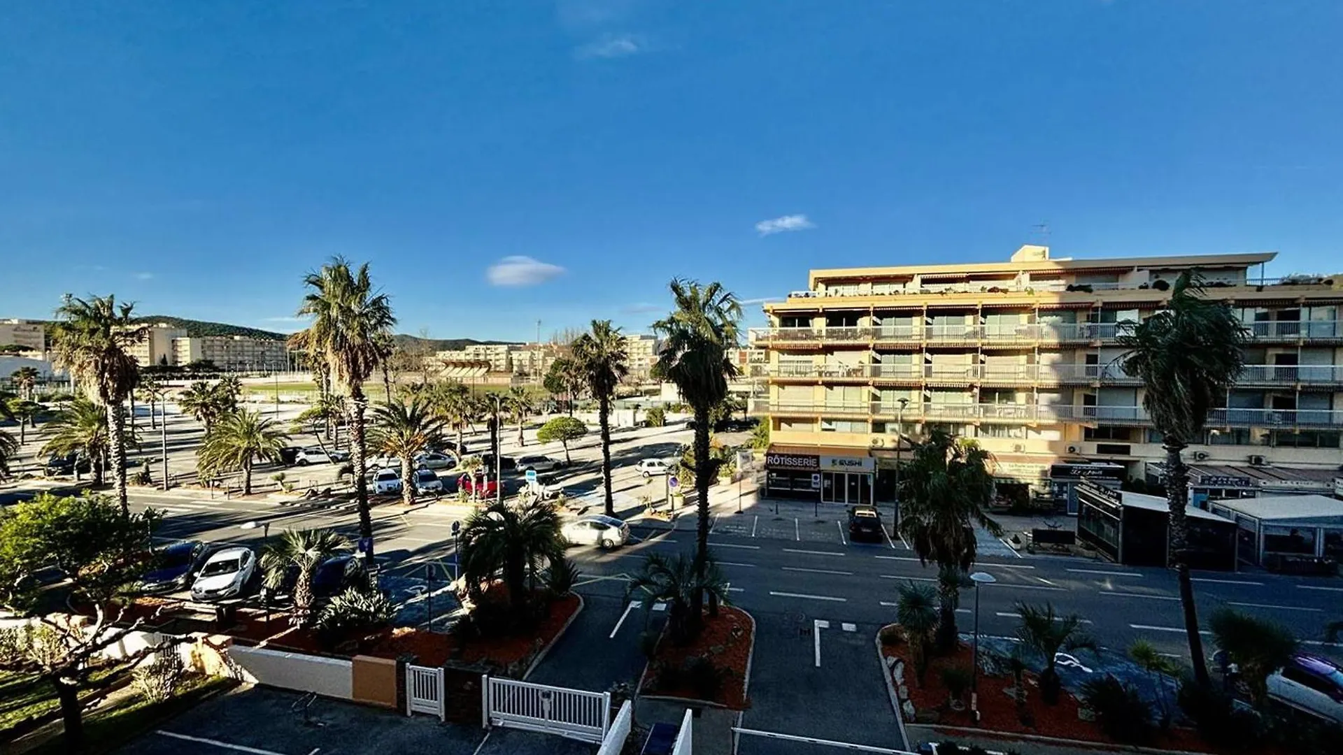 Appartement Lumineux Avec Terrasse Et Acces Plage - Fr-1-816-15 Le Lavandou 0*,  France