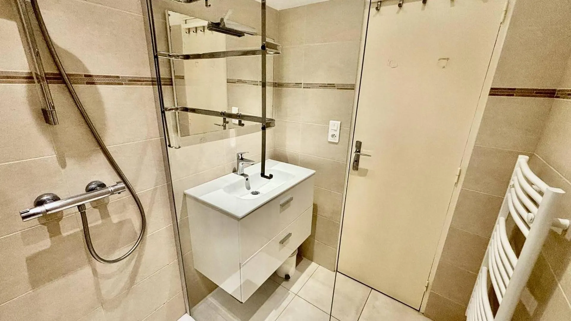 Appartement Lumineux Avec Terrasse Et Acces Plage - Fr-1-816-15 Le Lavandou 0*,  France