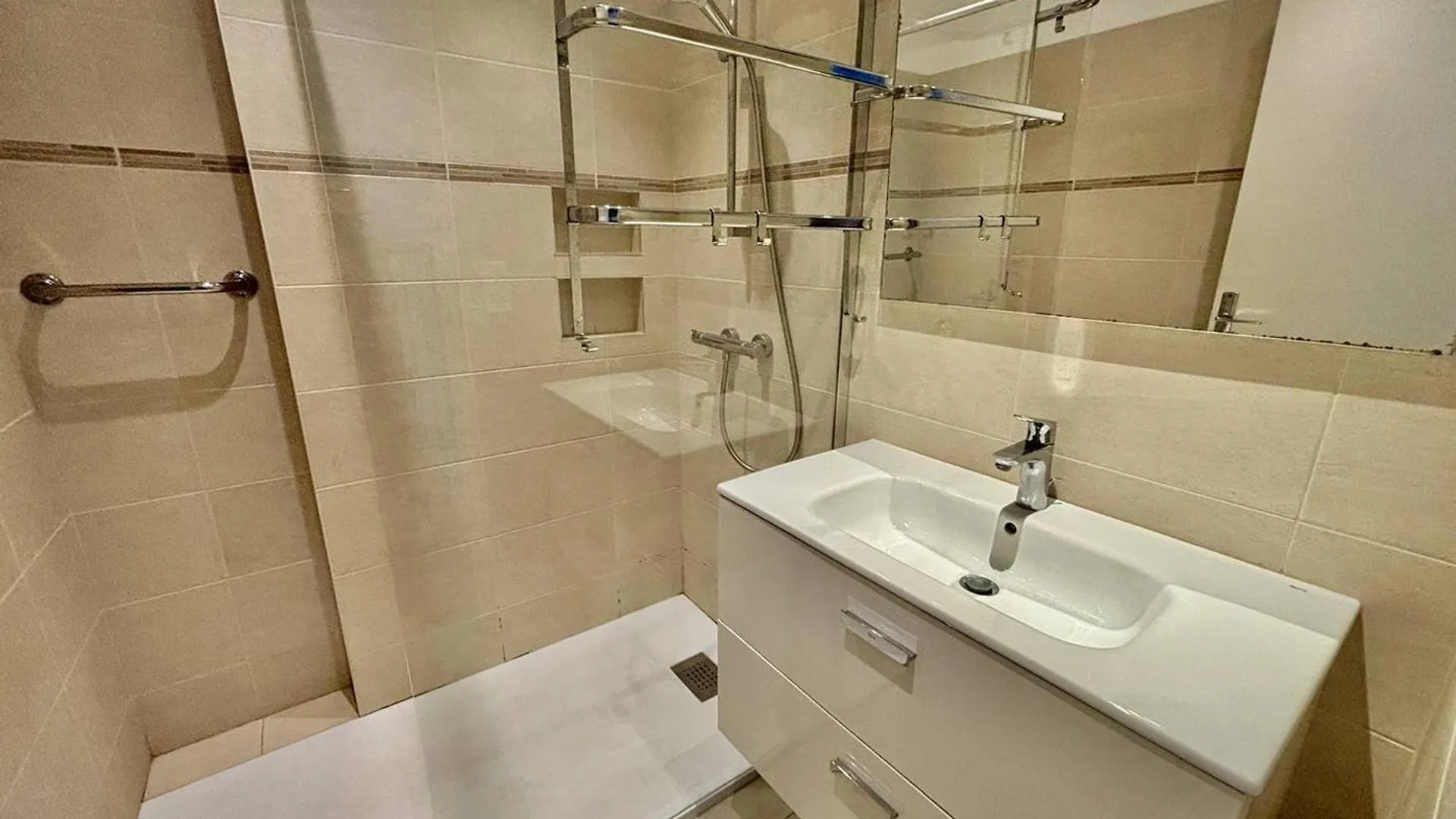 Appartement Lumineux Avec Terrasse Et Acces Plage - Fr-1-816-15 Le Lavandou 0*,  France